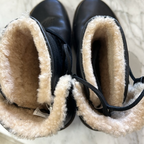 Ugg Caspia Boot Size 9 - worn a couple days (not much use for them in Fla - Picture 4 of 7